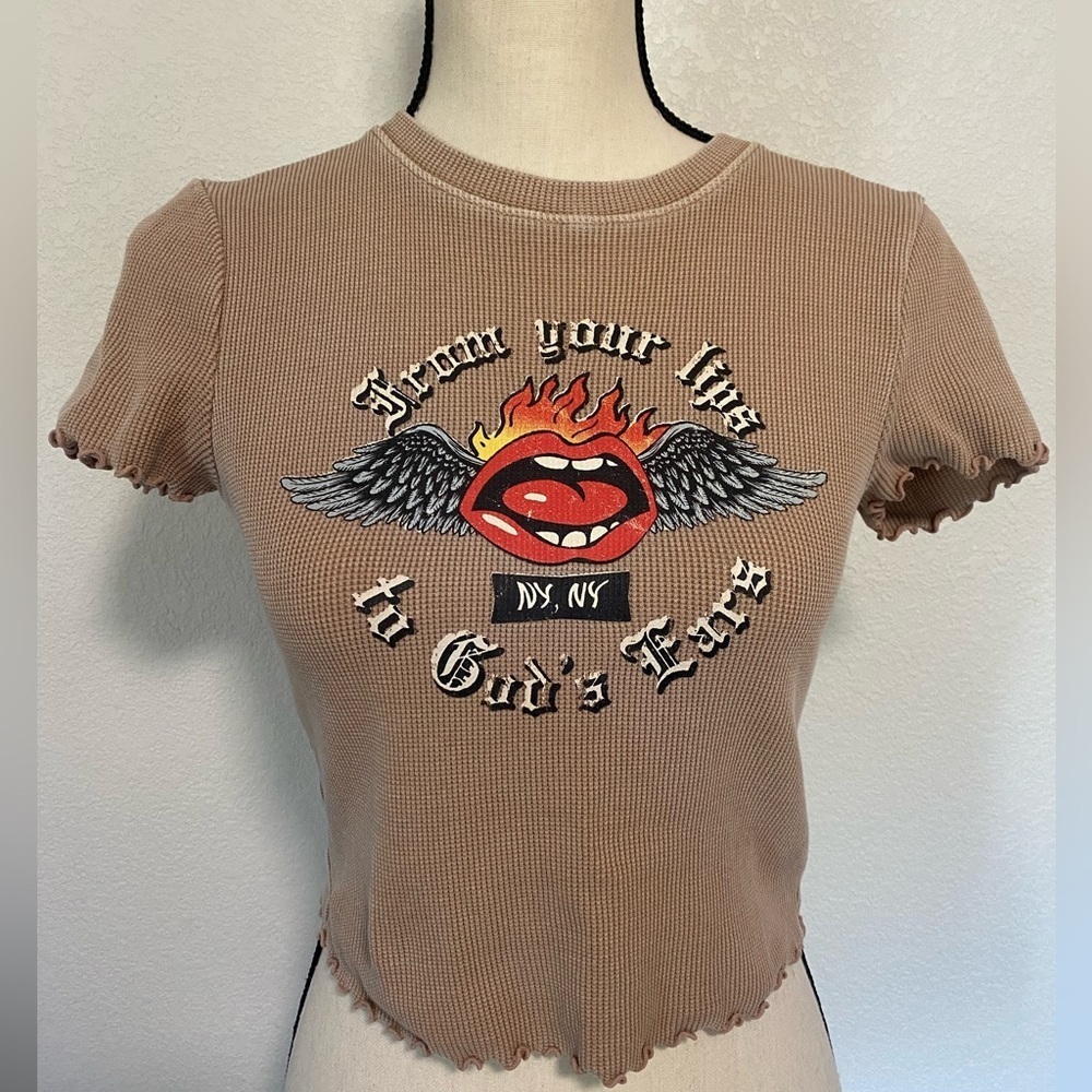 Forever 21 Higher Than Heaven Hot Lips Women's Short Sleeve Shirt Size S Beige